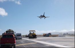 Las obras se realizan de noche para no interferir en las operaciones diarias de la base, tanto militares como civiles
