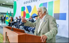 No se trata de ser de derecha o de izquierda, se trata de no ser estúpido, dijo Mujica a los asistentes a una conferencia en Brasilia