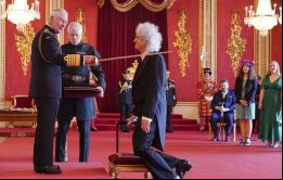 Sir Brian y el rey Carlos bromearon sobre sus edades durante la ceremonia