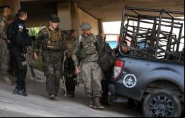 Todos nuestros vehículos blindados y aeronaves recibieron varios disparos de fusil, señaló también a la prensa el portavoz de la Policía Fabrício Oliveira