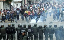 El documento de AI menciona presuntas ejecuciones extrajudiciales y otras violaciones de derechos humanos