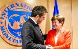 ”La decisión del Directorio hace posible un desembolso inmediato de 5.400 millones de dólares (4.000 millones de DEG)”, señaló el FMI.