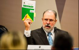 Aras insistió en que hay casos como el racismo en los que no se aplica la prescripción