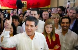 El ex presidente paraguayo Cartes se vio obligado a dejar que otras autoridades del partido negociaran y firmaran