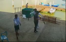 El ataque habría sido obra de un grupo armado organizado opuesto a otro que aparentemente proporcionaba protección a los pescadores, explicó Zapata
