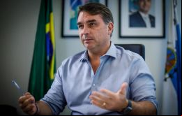 Flávio Bolsonaro también fue multado con R$ 5.000 por compartir un video que hacía creer que Lula había sido poseído por el diablo.