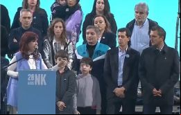 De izquierda a derecha: CFK, Máximo Kirchner, Wado De Pedro y Sergio Massa. El mensaje estaba allí; no tanto en el discurso de la Vicepresidenta.