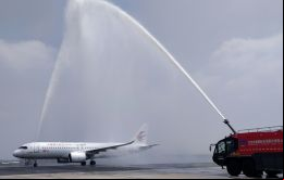Los bomberos realizan el tradicional arco de agua en Pekín
