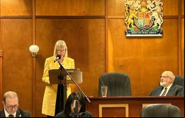 La gobernadora Alison Blake CMG se dirige a la Asamblea Legislativa resumiendo el Estado de la Nación y detalles del presupuesto
