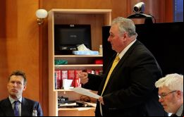 MLA Gavin Short preguntó si los estudiantes de las Falklands en el exterior estaban afrontando apremios financieros,