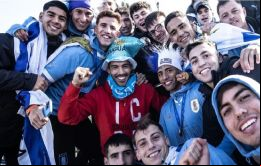 El legendario delantero Luis Suárez (con camiseta roja) subió al autobús para fotografiarse con los jugadores