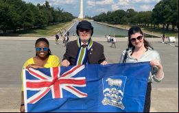 MLA Gavin Short en Washington con la bandera de las Falklands donde asistirá al debate del Comité de Descolonización C24 en las Naciones Unidas