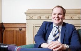 El secretario de la Comisión de Asuntos istrativos y Constitucionales del parlamento británico, William Wragg MP escribió al Legislativo de Falklands