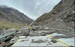 El fuerte aguacero causó daños estructurales en las carreteras de esa zona, tanto por derrumbes como por grietas