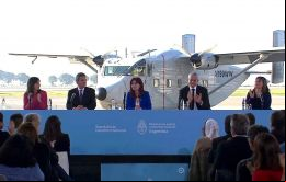 La vicepresidenta Cristina Fernández y el aspirante presidencial Sergio Massa encabezaron el acto de llegada de la aeronave al Aeroparque Jorge Newbery.