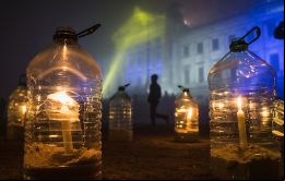 Simultáneamente, se celebró una vigilia nocturna en el exterior de los locales, acompañada del encendido de velas alrededor del edificio. Foto: Sebastián Astorga