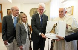 Muchas gracias por visitarme, dijo Francisco a Clinton en inglés