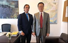 En la foto cuando el embajador presentara sus cartas credenciales al Presidente Luis Lacalle Pou