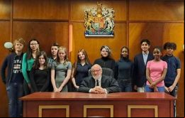 Los estudiantes integrantes del Parlamento de la Juventud junto a Keith Biles, Speaker, presidente de la Asamblea Legislativa electa de las Islas Falkland 