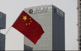 Evergrande anunció pérdidas netas de 476.035 millones de yuanes (US$ 66.409 millones) en 2021 y de 105.914 millones de yuanes (US$ 14.775 millones) en 2022.