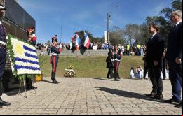Lacalle Pou presidió el tradicional desfile militar pero no pronunció ningún mensaje y tampoco habló con la prensa