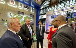 James Cleverly en el stand de las Falklands 