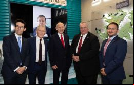 Representante para el Reino Unido y Europa Richard Hyslop; Peter Biggs MLA; el Honorable John Healey MP, Secretario de Defensa en las sombras; Roger Spink MLA; Representante Adjunto, Michael Betts.