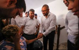 James Cleverly junto a una de las sobrevivientes del ataque de Hamás a civiles indefensos