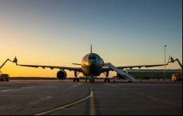  El aparato que hace el puente aéreo Falklands/Brize Norton siendo preparado en MPC 