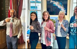 La gobernadora de las Falklands y Comisionada de Georgia del Sur, Alison Blake junto a la a General de las islas de Georgia del Sur y Sandwich del Sur, Laura Sinclair Willis,
