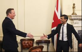 Cameron es recordado por aseverar tras el referéndum de 2013 que todos - incluida Argentina - deberían respetar la decisión de los habitantes de las Islas Falkland de seguir siendo británicos