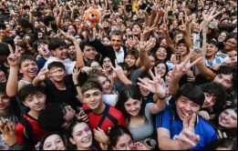 El candidato oficialista esbozó ante los estudiantes los perjuicios de las otras propuestas. 
