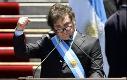 No hay alternativa al ajuste y al shock pero habrá luz al final del camino, dijo Milei a la multitud congregada en la Plaza del Congreso
