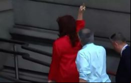 Justo antes de entrar, levantó la mano e hizo un gesto de fuck you, presumiblemente en respuesta a alguien que supuestamente le había gritado chorra (ladrona).