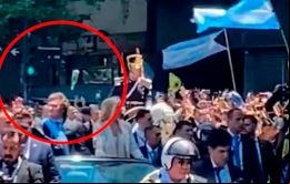 Milei resultó ileso en el incidente pero un miembro de su guardia fue alcanzado por el objeto 