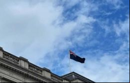  La bandera de las Falklands flameó orgullosamente en la Plaza del Parlamento.