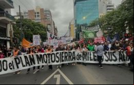 La policía lanzó gases lacrimógenos y disparó balas de goma contra el cacerolazo