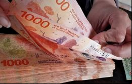 Grandes fajos de billetes de AR$ 1.000 son habituales en la Argentina actual