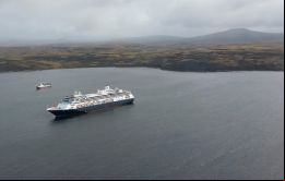 El Celebrity Eclipse con 2,850 pasajeros no pudo ingresar a la rada del puerto de Stanley por los vientos