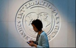 El FMI también se prevé que América Latina y el Caribe sufran una desaceleración económica impulsada principalmente por la revisión a la baja de Argentina