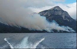 El fuego se originó en la desembocadura del Arroyo Cretón, en una zona a la que sólo se puede acceder desde el lago, explicó Madjinca