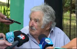 Mujica expresó que la desgracia de Venezuela es que tiene mucho petróleo y se ha sentido cercado y tiene un gobierno autoritario, se pasan para el otro lado