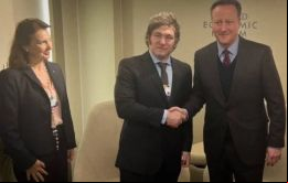 Diana Mondino y el presidente Javier Milei con Lord David Cameron en Davos