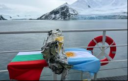 Los elementos recuperados fueron entregados durante una ceremonia a bordo del buque búlgaro