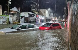 Los vehículos se hundieron en las corrientes temporarias de agua en la capital provincial