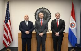 El viceministro de Seguridad Interior, Oscar Pereira, y el jefe de la Policía Nacional, Carlos Benítez, firmaron el documento en representación del país sudamericano