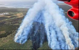 El fuego en la isla de Sea Lion, visto desde un avión de FIGAS sobrevolando la zona del siniestro. (Foto de FIG).