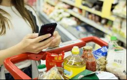 Los salarios medios no alcanzan para comprar una canasta básica y los argentinos buscan un segundo empleo para llegar a fin de mes