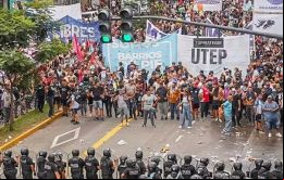Los manifestantes fueron recibidos con el protocolo antidisturbios de Bullrich que incluye el uso de gases lacrimógenos 