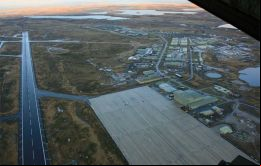 El aeropuerto internacional de Mount Pleasant desde donde operan vuelos charter y la conexión semanal con el sur de Chile 